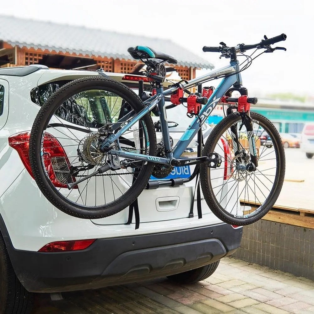 車のトランク用自転車キャリア — 旅行中の安全性強化 
